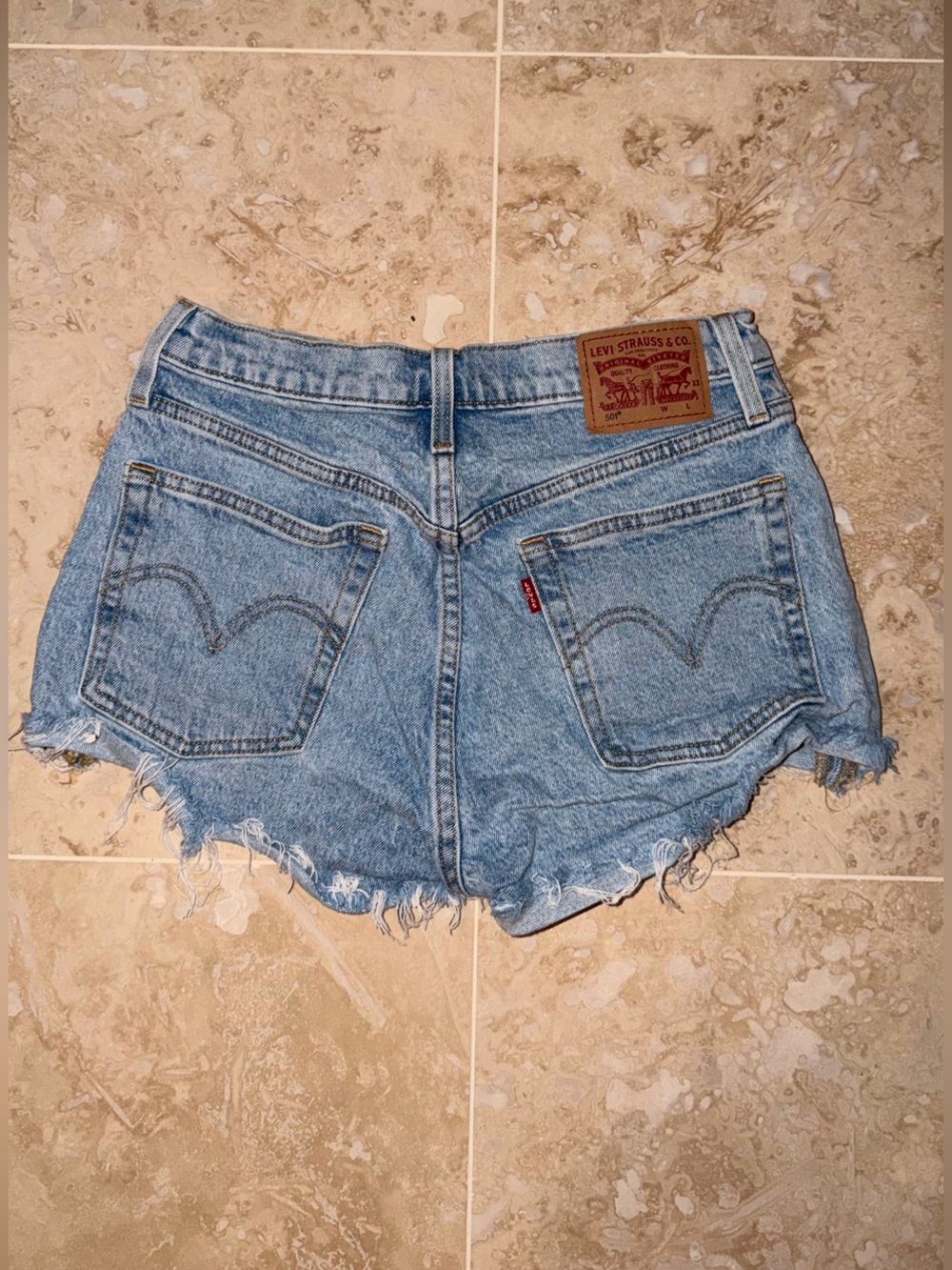 Women’s Levi jean shorts - Picture 2 of 3